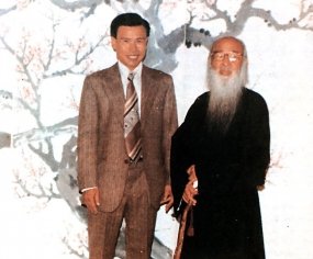 1979年國畫大師張大千先生參觀名畫家林謀秀國畫展覽合影留念