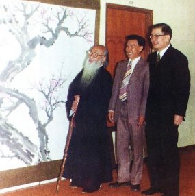 国立历史博物馆何馆长浩天陪同国画大师张大千先生，参观林谋秀梅花连屏后合影留念